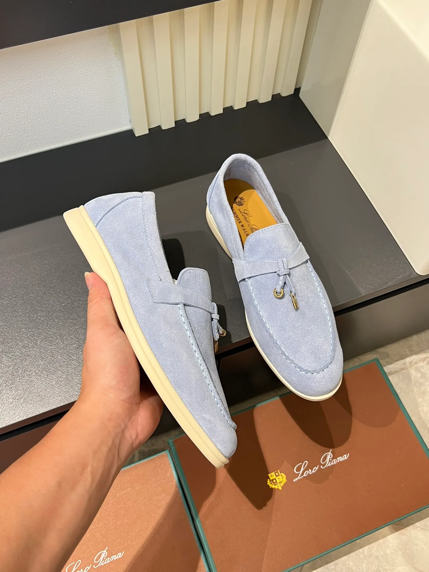 Men's shoes 💰p360 "Loro men's shoes 💰pian'*" Classic L men's shoes for couples 💰p Top version British flat loafers, a must-have item in old money style, the minimalist design is eye-catching and durable, a plus point for dressing The soft foot feel and texture are outstanding. They don’t scratch your feet and are very nice. They are matched with soft and waxy soles. They can be worn daily for a long time without getting tired. They are easy to wear, versatile and classic items, with perfect foot feel and texture! Imported cashmere fabric, the lining is made of imported A-grade water-dyed cow lining, the top version of the genuine leather midsole is sewn with pure handmade mark thread! Size: Female 35-40 (34. Customized) Male 38-44 (45.46. Customized)